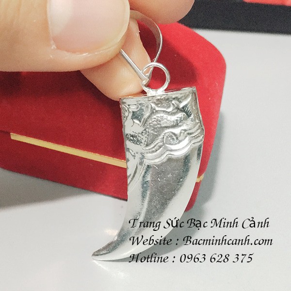 Mặt dây chuyền vuốt hổ bằng bạc
