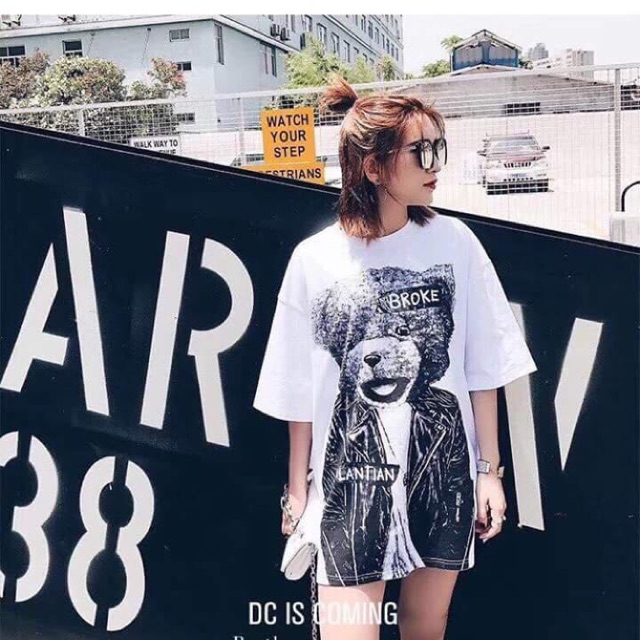 Phông gấu hot hit cũng về tại quầy e rồi nha khách. Về nguyên 1 màu trắng thôi ạ. Chất và phom bao đẹp nha. Dưới 55kg