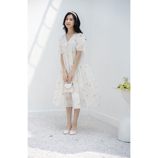 Đầm Ren Hoa Thêu Vải Boi Cổ Tim Dáng Suông Cực Kỳ Dễ Mặc