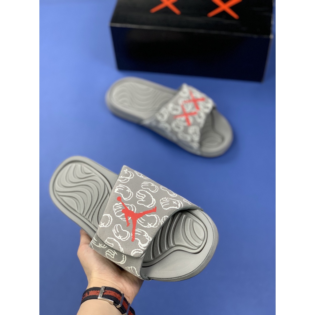 Dép da lộn Air Jordan KAWS x Air Jordan Hydro 4 họa tiết hoạt hình