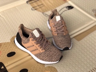 Giày Sneaker u tra bót