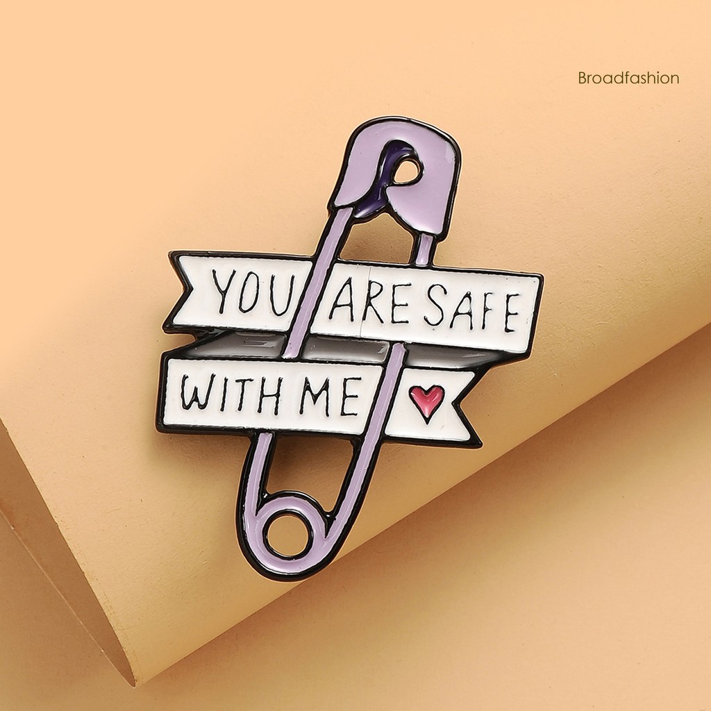 Ghim cài áo trang trí chữ cái You Are Safe With Me và trái tim xinh xắn thời trang