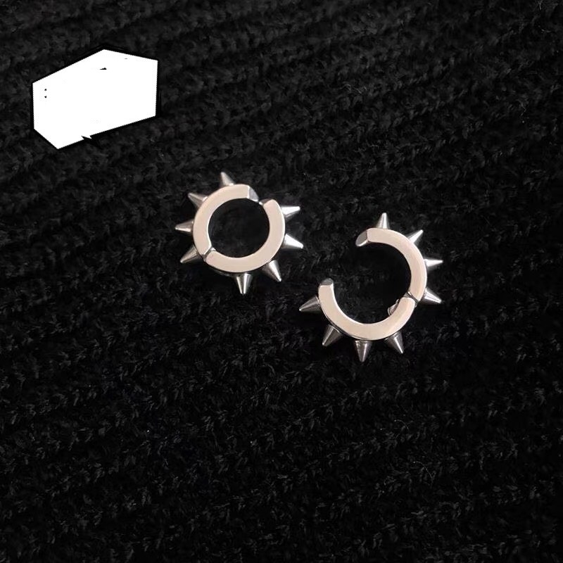 Kẹp titan đính mũi gai nhọn nam nữ