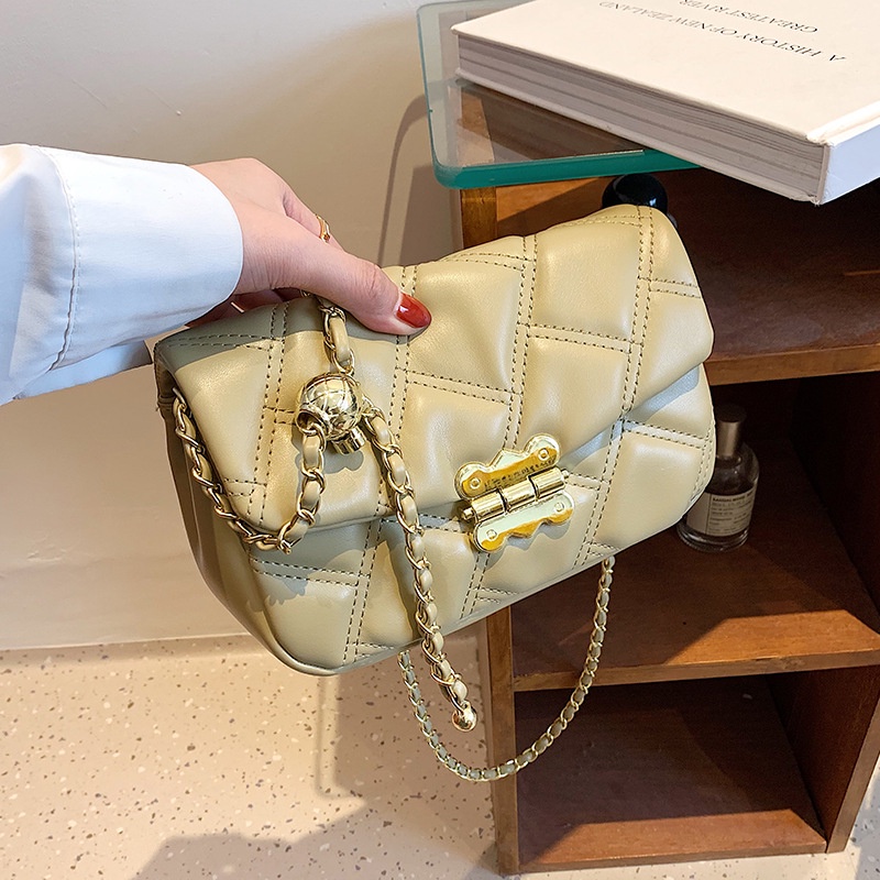 Túi đeo chéo dáng vuông nhỏ Ielgy đính hạt dễ phối đồ thời trang cho bạn gái