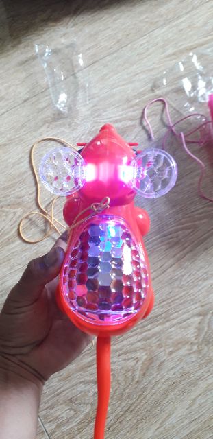 Chú chuột thần tài đi dạo có nhạc và đèn Led rất đẹp tặng kèm pin