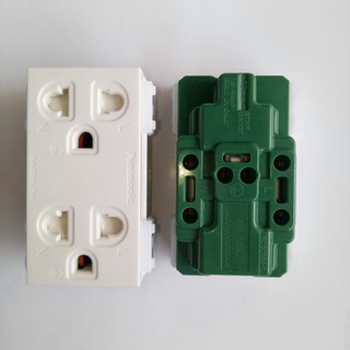 Ổ cắm đôi có màn che và dây nối đất Panasonic Wide WEV1582SW