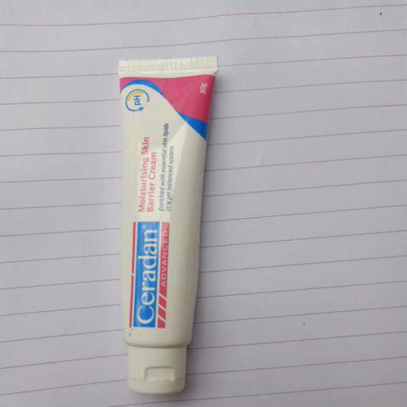 kem dưỡng ẩmCERADAN ADVANCED của Singapore