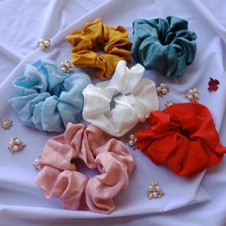 Cột tóc vải Scruschies nhiều màu.