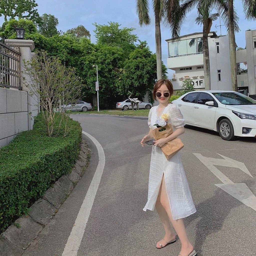 Đầm xốp cổ V viền ren xẻ tà