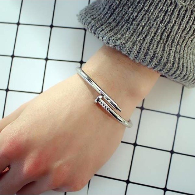 Vòng tay dạng đinh mạnh mẽ phong cách