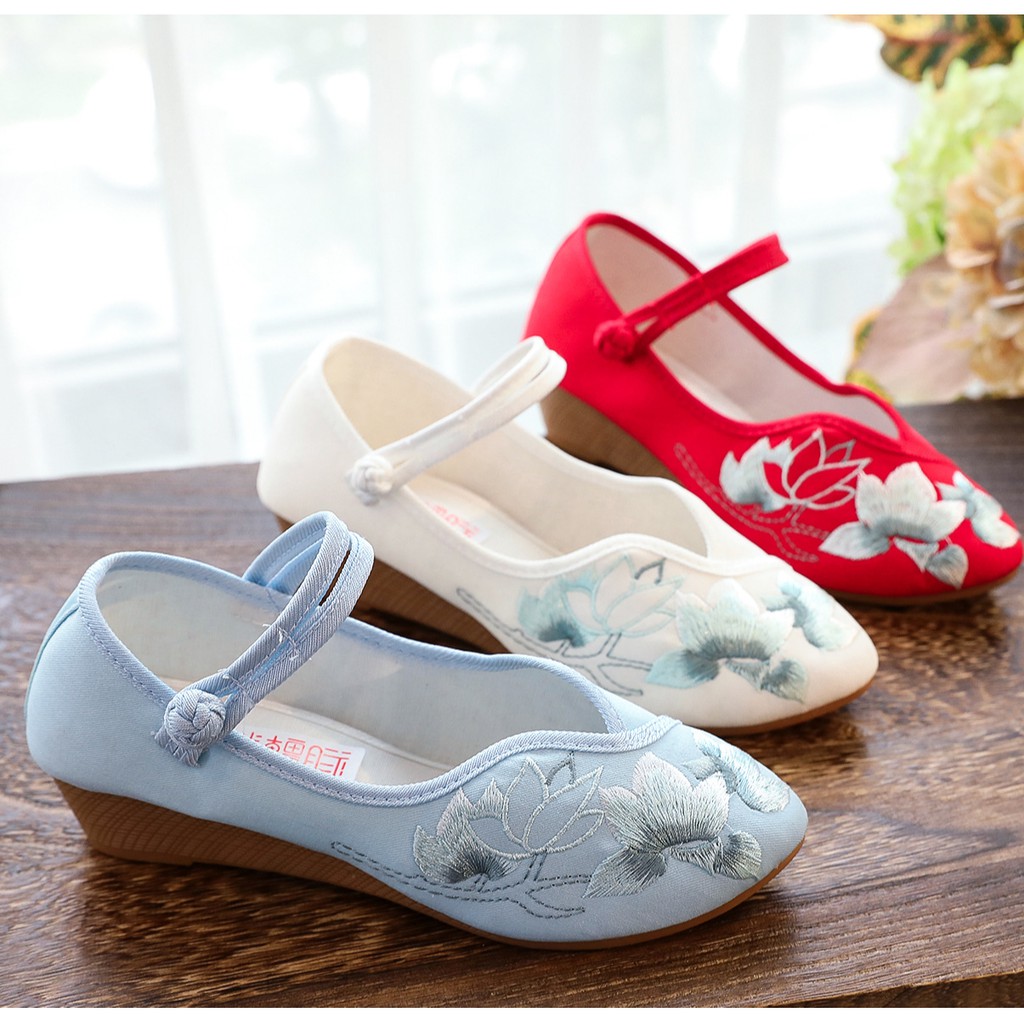 Giày thêu hoa đế thấp họa tiết trắng GT026