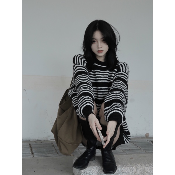 Áo len form rộng họa tiết kẻ sọc phong cách retro