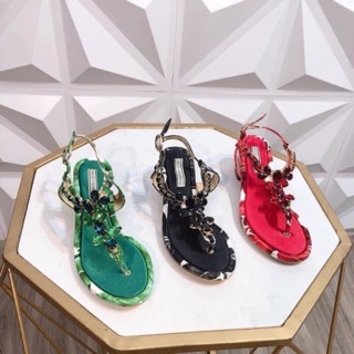 Sandal xỏ ngón đá