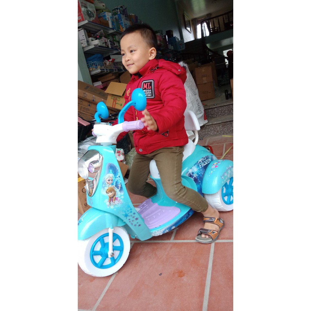 XE MÁY ĐIỆN KIỂU DÁNG ELSA CHO BÉ YÊU