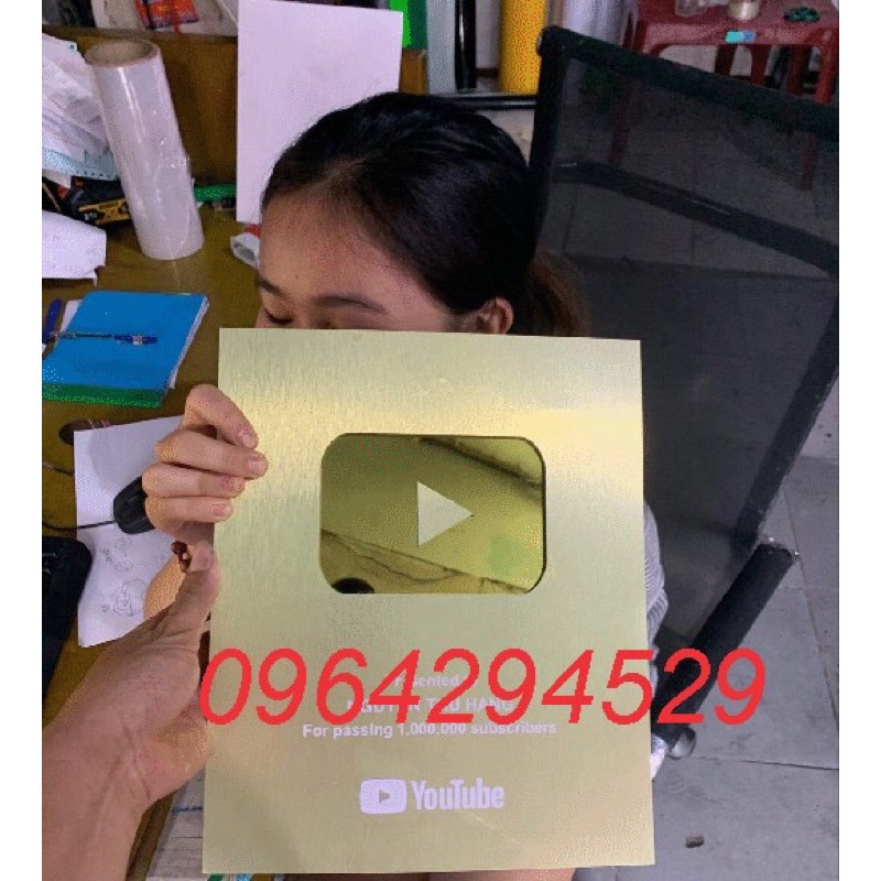 Nút Play vàng , bạc Youtube Fake làm bằng alu gương vàng , bạc theo yêu cầu , dành cho youtuber