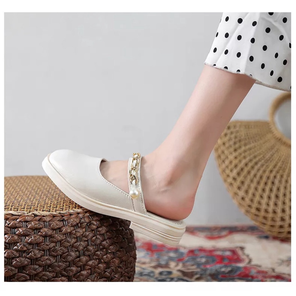 Giầy nữ, Giày sục nữ mũi tròn có quai xích