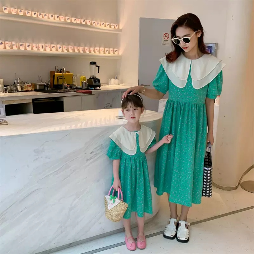 Váy đôi chấm hoa nhí cho mẹ và bé, hai màu hồng xanh cực nổi