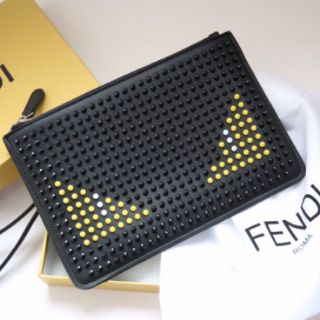 Clutch đính đá cá tính