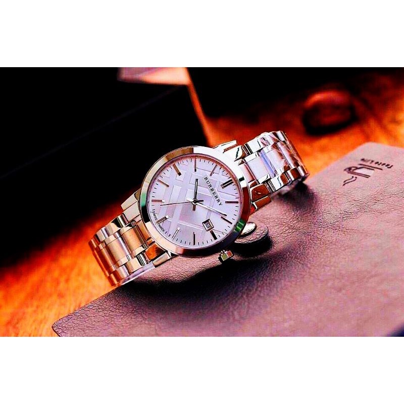 Đồng hồ nữ Burberry dây kim loại đúc đặc, sang trọng
