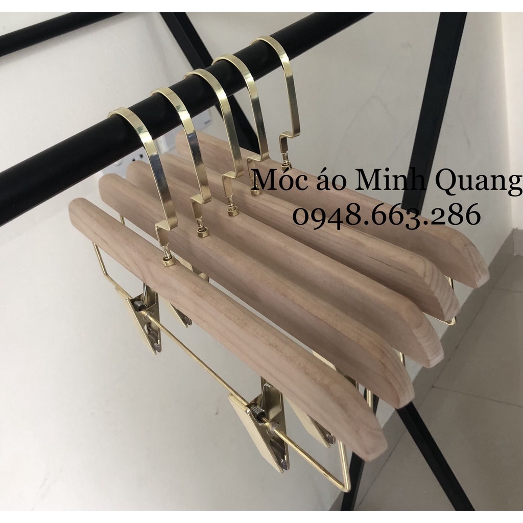 móc treo quần áo-kẹp gỗ mộc đầu kẹp mạ vàng có thanh ngang giúp tùy chỉnh độ rộng hẹp dễ dàng hơn