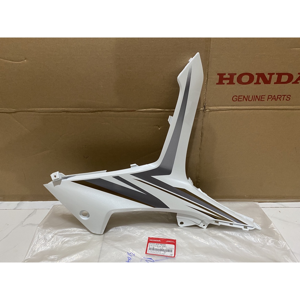 Bộ ốp trung tâm trái HONDA WAVE RSX110 năm 2014 màu Trắng xám. (64355K03M60ZA)