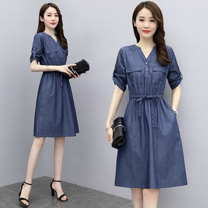 ĐẦM JEAN XOÈ EO RÚT CỔ V Chất liệu: jean denim xuất khẩu Kiểu dáng: đầm xoè, cổ v, cài nút trước, tay ngắn, eo dây rút,