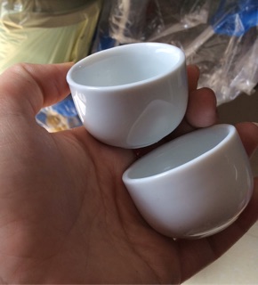 Chén sứ trắng