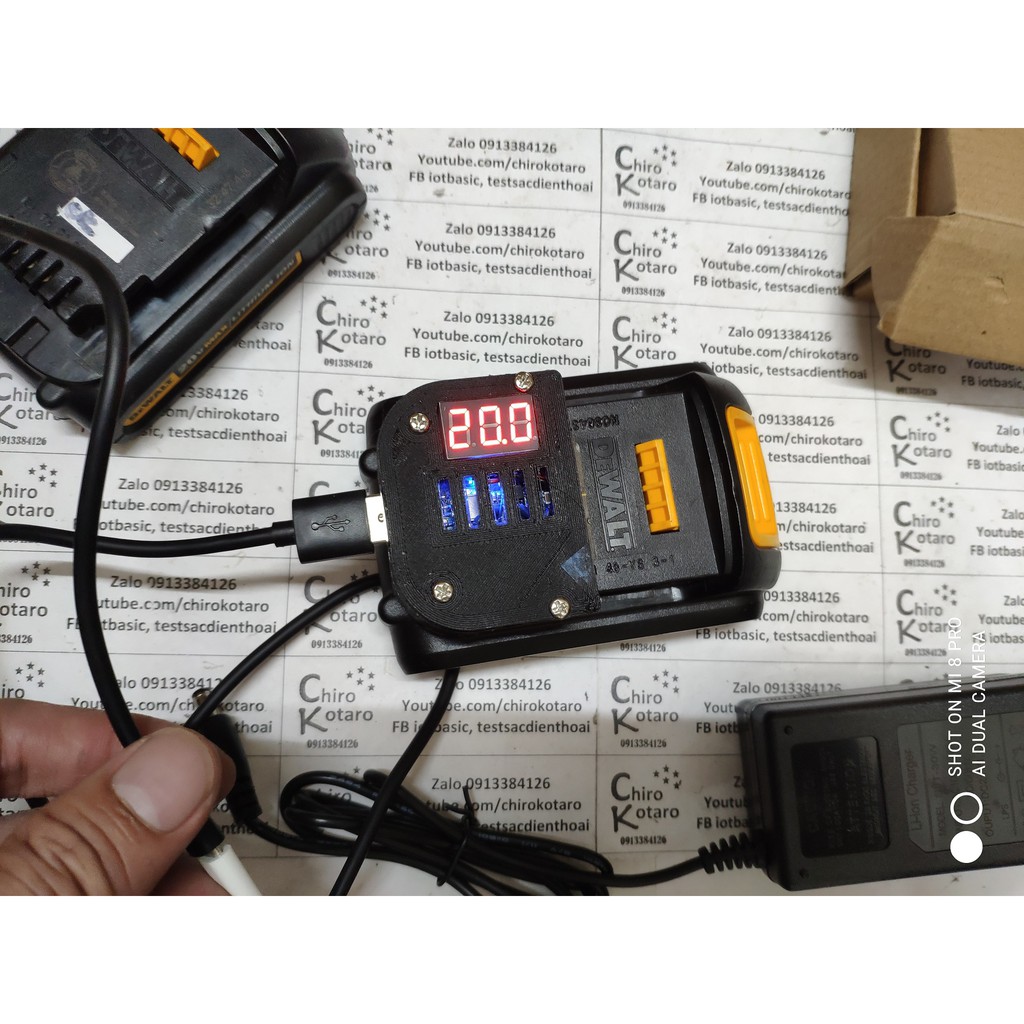 Bộ đế đa năng kiêm nguồn dự phòng 5V 3A cho điện thoại dùng pin Dewalt 20V li-ion