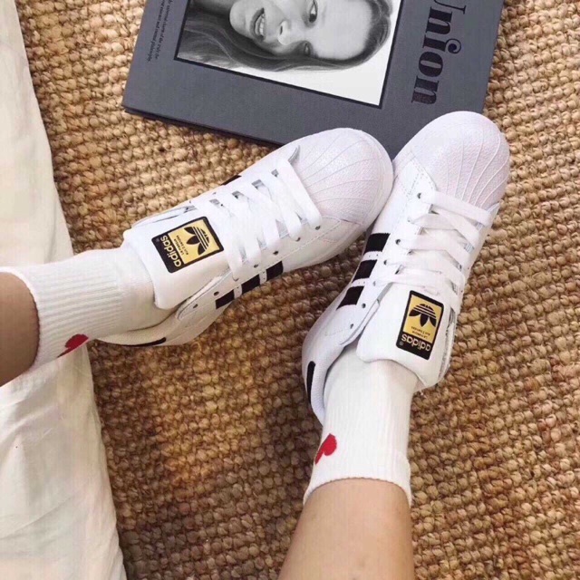 Giày adidas SuperStar đen trắng