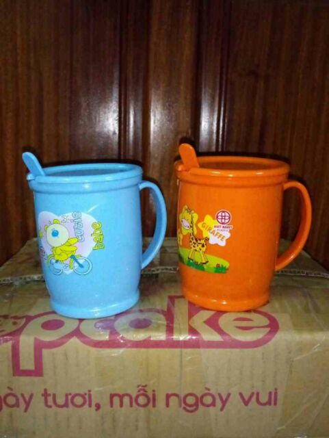 Cốc nhựa có nắp kèm thìa