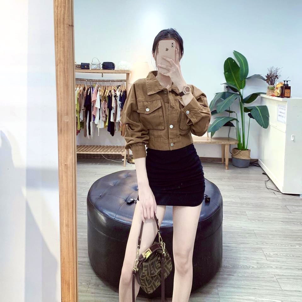 Set bộ KAKI nâu mix váy đen siêu cá tính. Chất liệuáo jean kaki, có túi ngực 2 bên dáng crotop cúc đồng, váy body zip