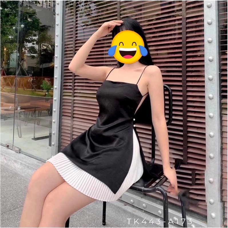 Chân váy xếp li xẻ tà dáng ngắn