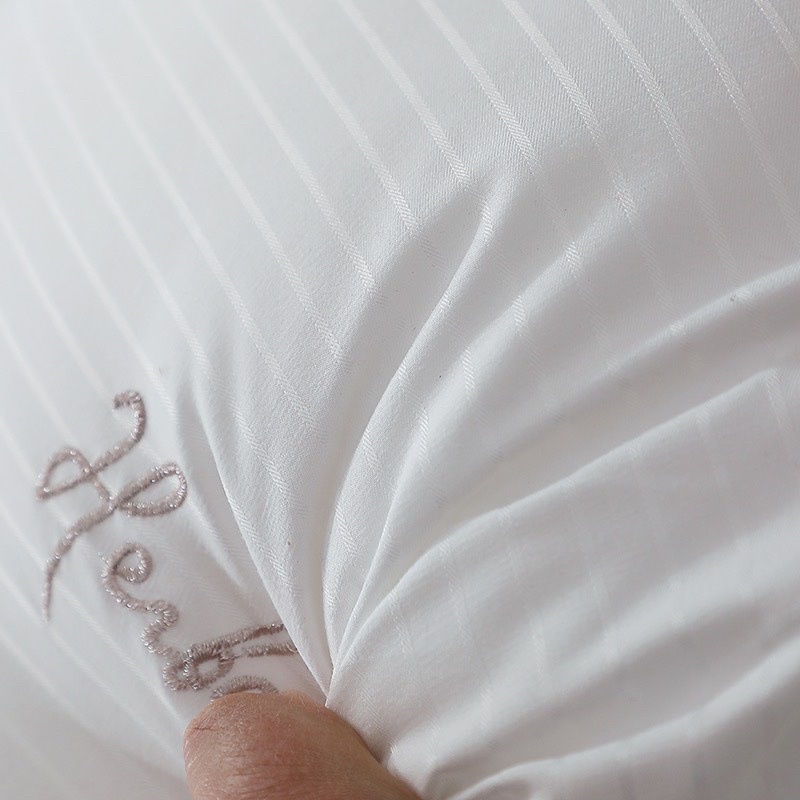 Ruột gối cotton saten thêu hoa nhẹ nhàng phối ren êm ái cho giấc ngủ ngon