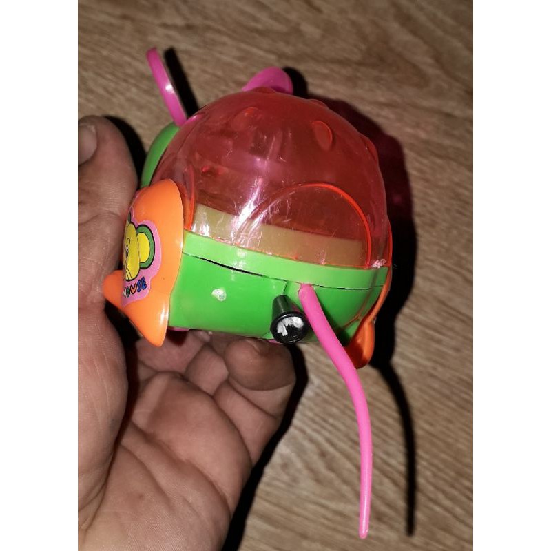 Một chú chuột bằng nhựa chạy dây rút có đèn Led rất đẹp