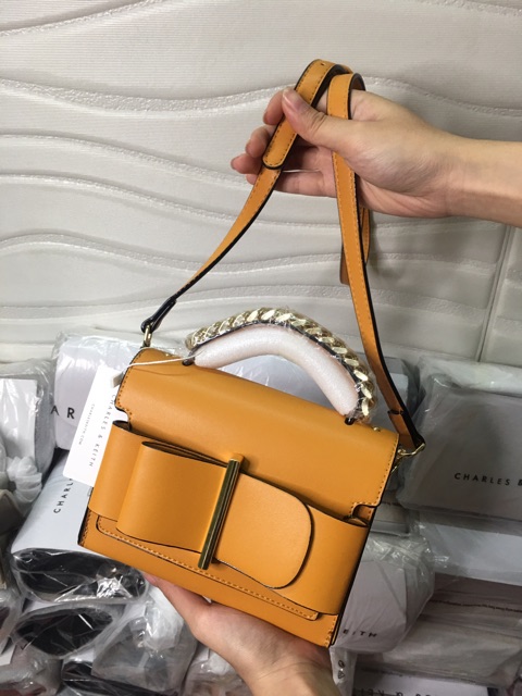 Túi nơ có quai đeo chéo cực xinh.