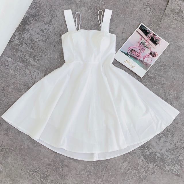 ĐẦM XOÈ TRẮNG CHUỖI NGỌC NƠ LƯNG