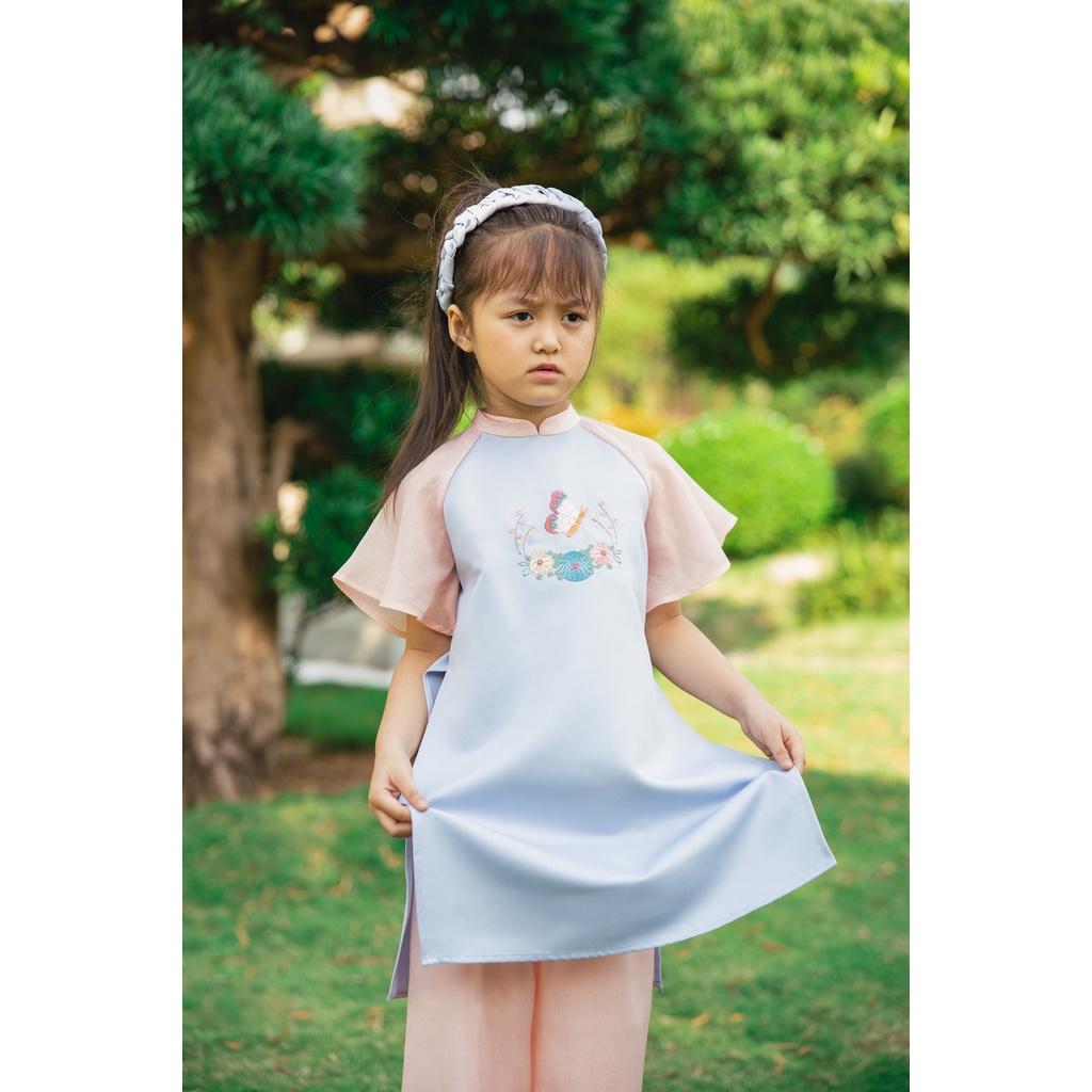 Áo dài cho bé gái BYZU kiểu áo dài cách tân thêu hoa phối tay cánh tiên, chất liệu tafta cao cấp