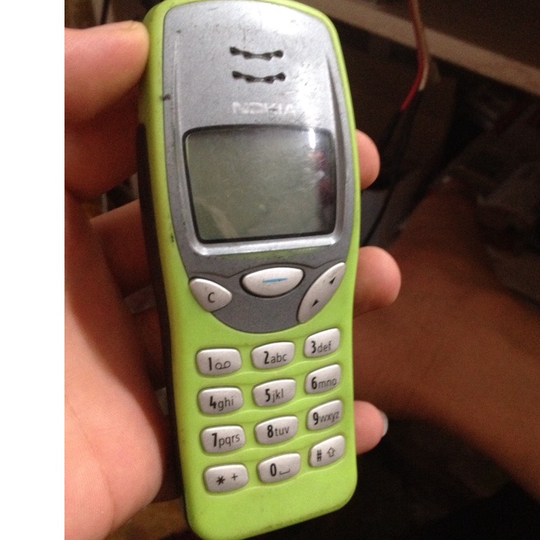 Xác NOKIA 3210 k pin,gãy chân pin,k test được, bán xác cho ae lấy linh kiện, làm gì làm..
