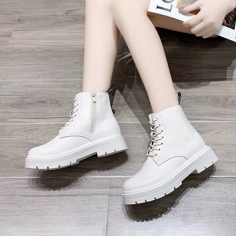 Bốt nữ đế bằng màu đen và kem chữ sup | BigBuy360 - bigbuy360.vn