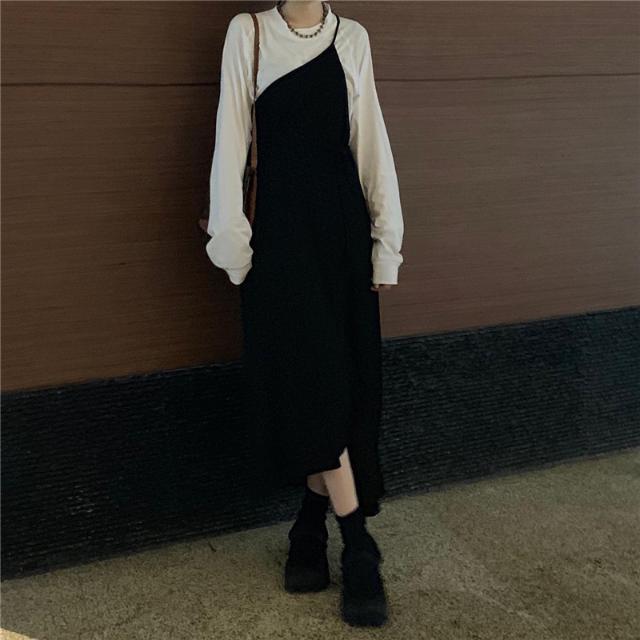 Bộ áo thun trắng tay dài và váy yếm hợp thời trang cho nữ | BigBuy360 - bigbuy360.vn