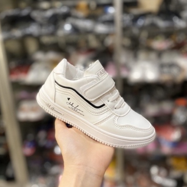 Giày thể thao bé trai gái màu trắng viền đen size 32-37