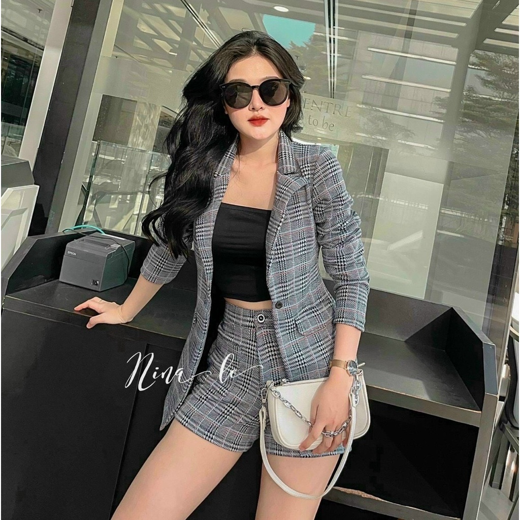Sét đồ nữ gồm quần short, áo thun trong và áo khoác vest ngoài tay dài sọc caro vải dày dặn đứng form thời trang ARAVA