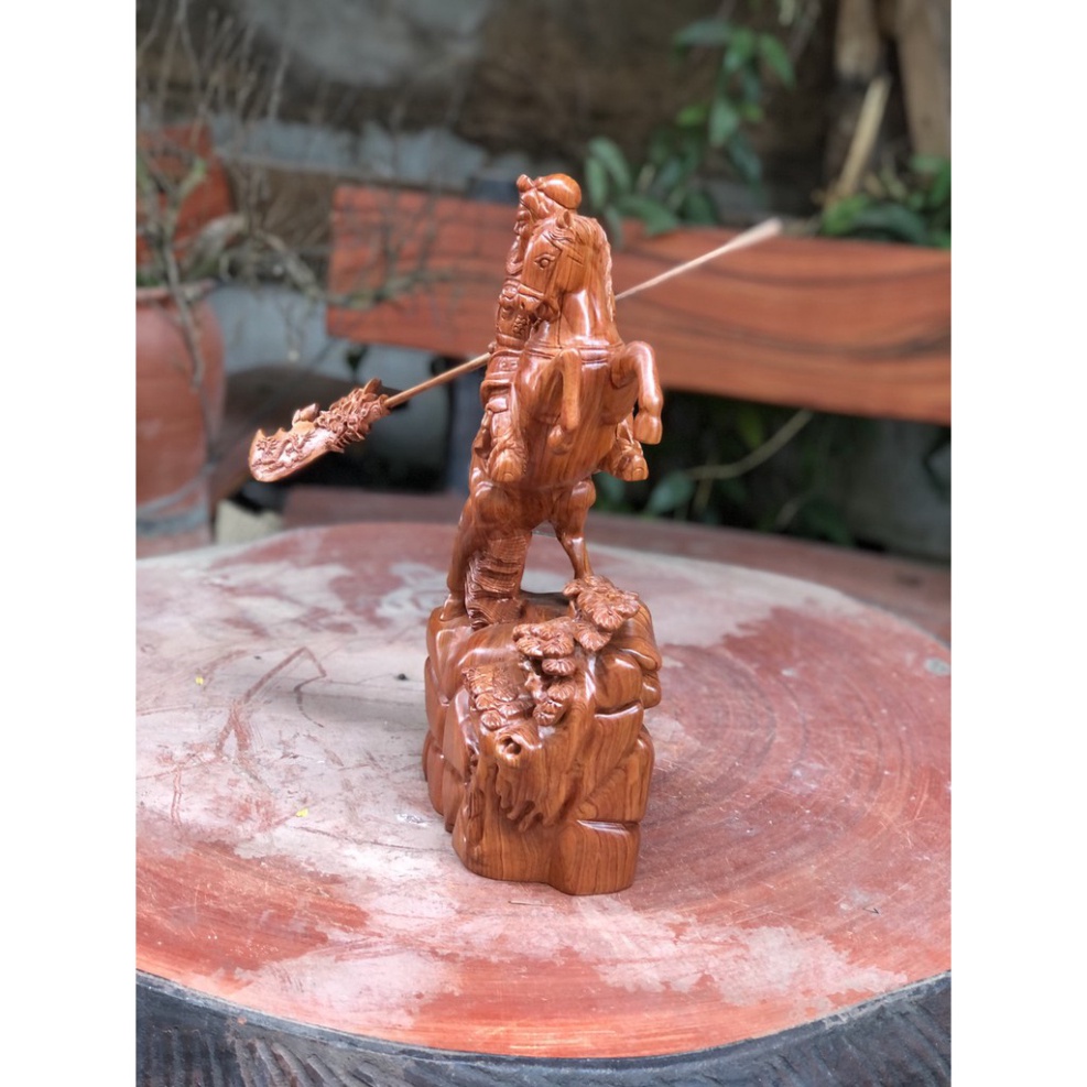 Tượng quan công cưỡi ngựa