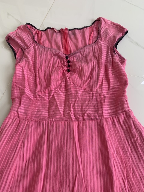 Đầm xoè cổ vuông tim