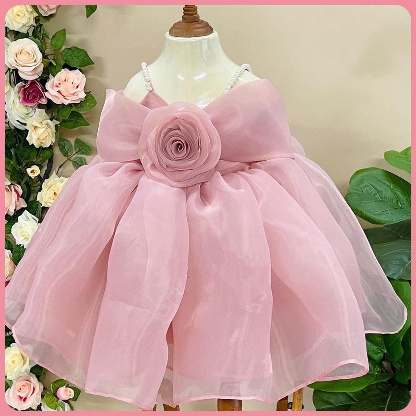 Đầm Công Chúa 2 Dây Trễ Vai Hoa Hồng Trước Ngực Xinh Xắn, Váy Công Chúa 2 Dây Cho Bé Chất Liệu Voan Lụa Kèm Cài Tóc