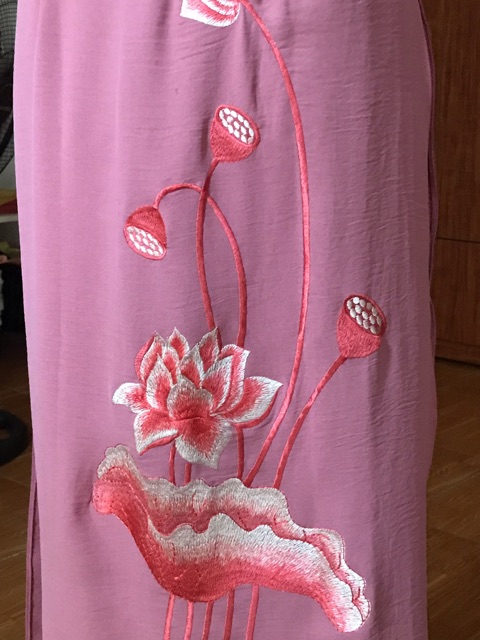 Áo dài vải đũi thêu hoa sen đi chùa siêu đẹp