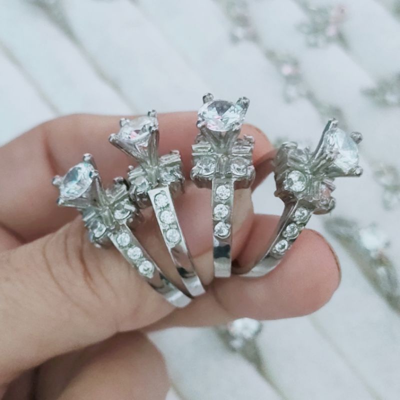 Nhẫn nữ inox đính đá cao cấp đẹp không đen (vuông)