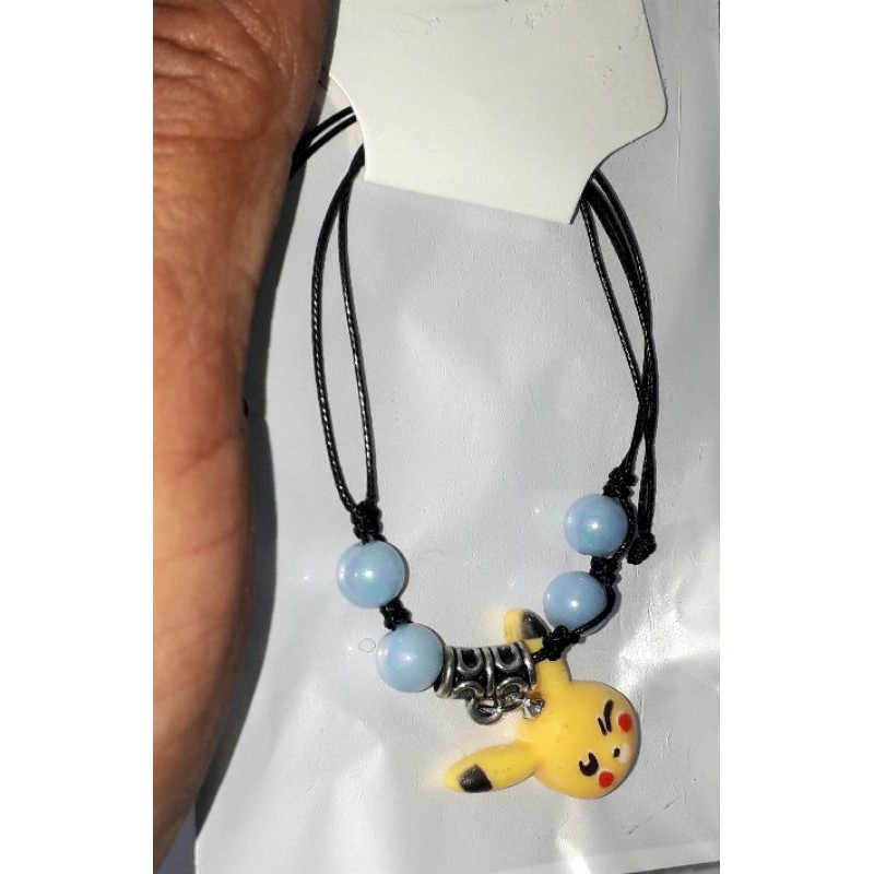 Một chiếc vòng đeo tay thời trang bằng vải có kèm mặt_pikachuu bằng nhựa rất đẹp