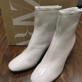 Bốt trắng ghi khoá sau hàng xuất