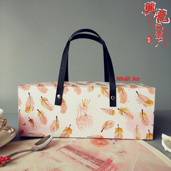 Hộp bánh dứa lông vũ